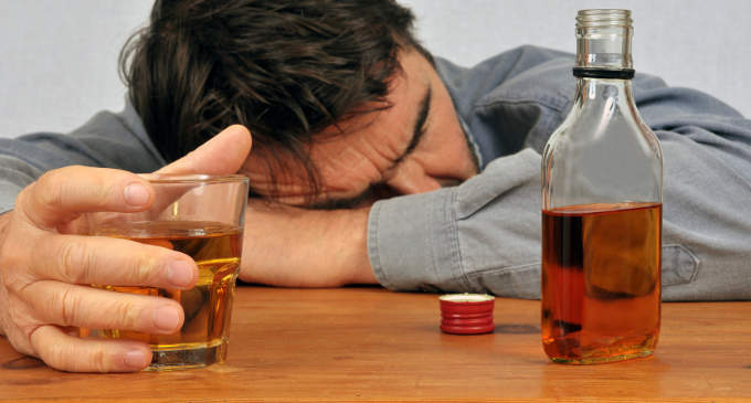 Alcool dipendenza da alcool, cause e fattori di rischio e possibili ricadute