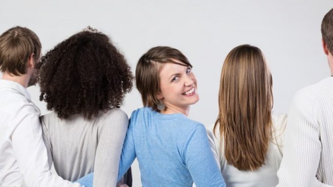 Sorridere induce il rilascio di ormoni del buon umore e promuove le relazioni sociali