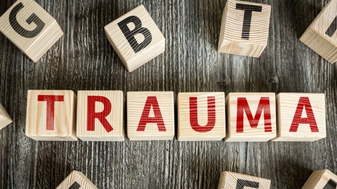 La relazione terapeutica è traumatica o il trauma è la vera relazione? – Roberto Lorenzini sul dibattito Trauma & Relazione