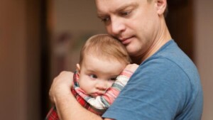 Depressione perinatale paterna: sintomatologia, fattori di rischio e trattamento