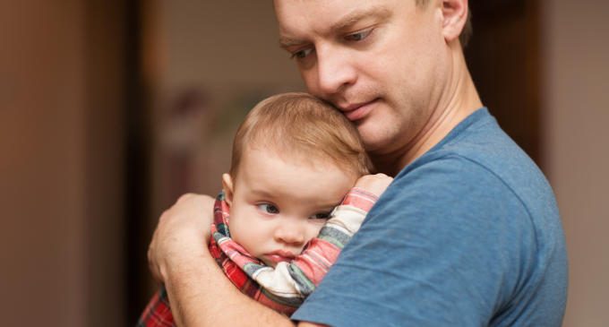 Depressione perinatale paterna: sintomatologia, fattori di rischio e trattamento