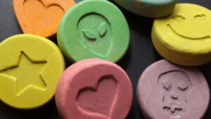 Ecstasy: meccanismi di azione sul cervello e conseguenze a lungo termine