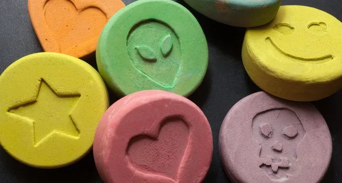 Ecstasy: meccanismi di azione sul cervello e conseguenze a lungo termine