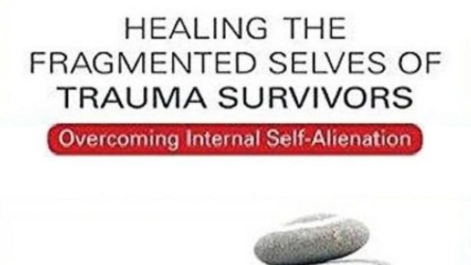Healing the Fragmented Selves of Trauma Survivors: la sapienza e l’esperienza clinica di J. Fisher – Recensione del libro