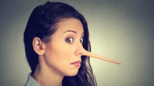 Le motivazioni che spingono un gruppo a mentire e ad azioni disoneste