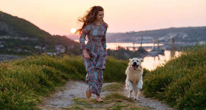 Passeggiare all'aria aperta con il proprio cane rende felici