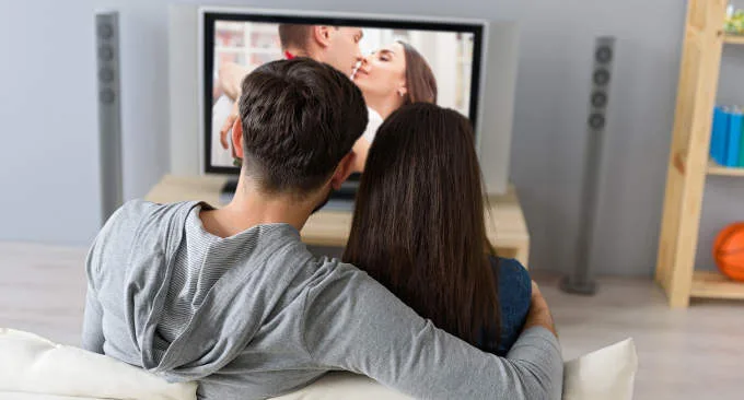Serie TV e amore: guardare film e serie Tv in coppia fa bene al rapporto