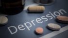 Combattere la depressione: stimolazione cerebrale o terapia farmacologica?