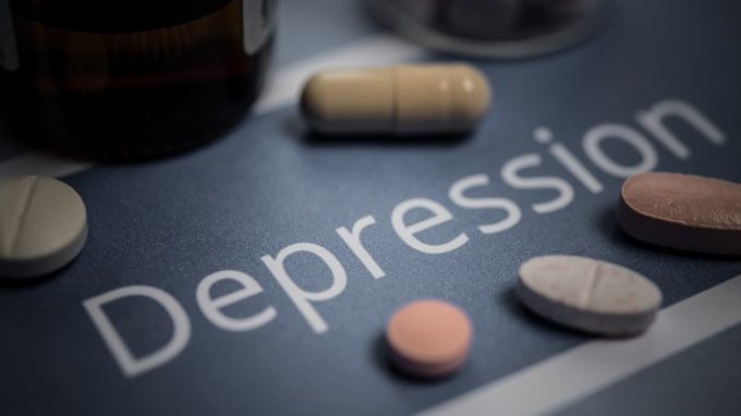 Combattere la depressione: stimolazione cerebrale o terapia farmacologica?
