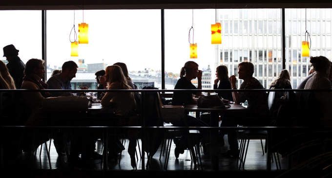 L’abilità di attenzione selettiva in contesti rumorosi sarebbe determinata dal tono vocale dell’interlocutore