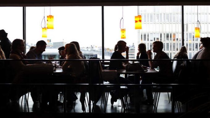 L’abilità di attenzione selettiva in contesti rumorosi sarebbe determinata dal tono vocale dell’interlocutore