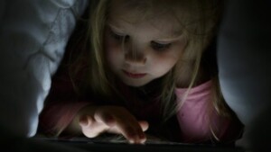 Dispositivi elettronici e qualità del sonno di bambini e adolescenti