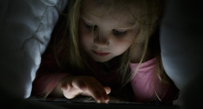 Dispositivi elettronici e qualità del sonno di bambini e adolescenti