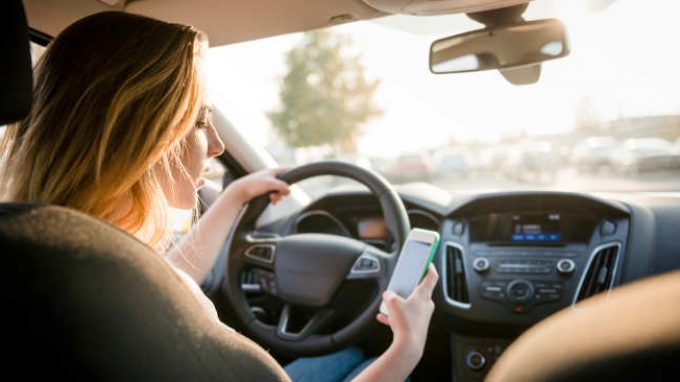Sei un ragazzo estroverso e guidi spesso? Attenzione! Le probabilità che tu possa distrarti alla guida sono alte