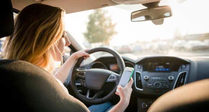 Distrazione alla guida e personalità: le persone estroverse si distraggono di più