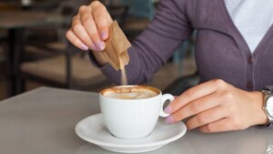 Nudge Italia: un'iniziativa per moderare la quantità di zucchero nel caffè
