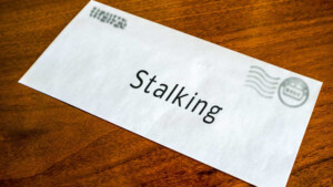 Stalking per gli HCP: quando i professionisti della cura subiscono molestie