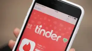 Come funziona Tinder a livello psicologico gli effetti negativi sull immagine corporea