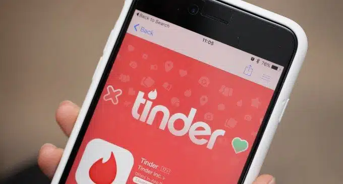 Come funziona Tinder a livello psicologico gli effetti negativi sull immagine corporea