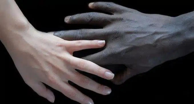 Identit&agrave; biculturale: la percezione di appartenenza a due culture