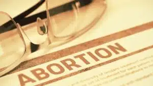 Adolescenti e aborto: la tendenza intergenerazionale nell'interruzione di gravidanza