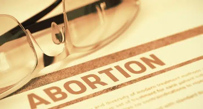 Adolescenti e aborto: la tendenza intergenerazionale nell'interruzione di gravidanza
