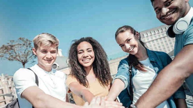Gli amici si somigliano: il nostro cervello è più in sintonia con chi è nostro amico
