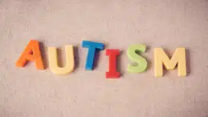 Autismo: la risposta cerebrale più bassa quando si ode il proprio nome