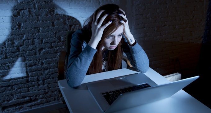 Dall’ansia al rischio di suicidio: le conseguenze del cyberbullismo sulla salute mentale