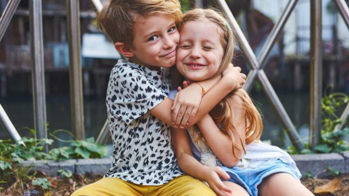 I fratelli aiutano a sviluppare l’empatia in infanzia