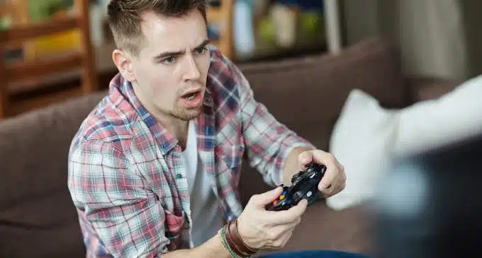 Gli effetti dei videogiochi violenti sull’aggressività dei giocatori adulti