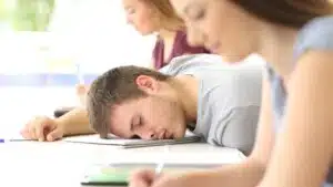 Sonno e adolescenti: dormire poco causa un basso rendimento scolastico