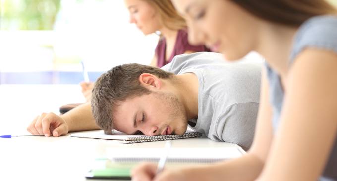 Sonno e adolescenti: dormire poco causa un basso rendimento scolastico