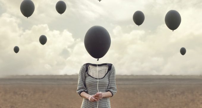 Quello che la mente dice: l’influenza dei pensieri e il concetto di defusione