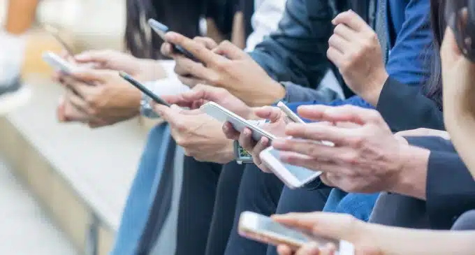 Social Network: rischi psicologici profondi per identit&agrave; e relazioni