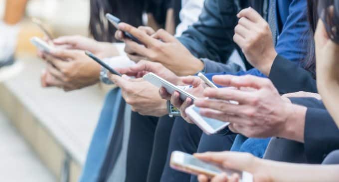 Social Network: rischi psicologici profondi per identità e relazioni