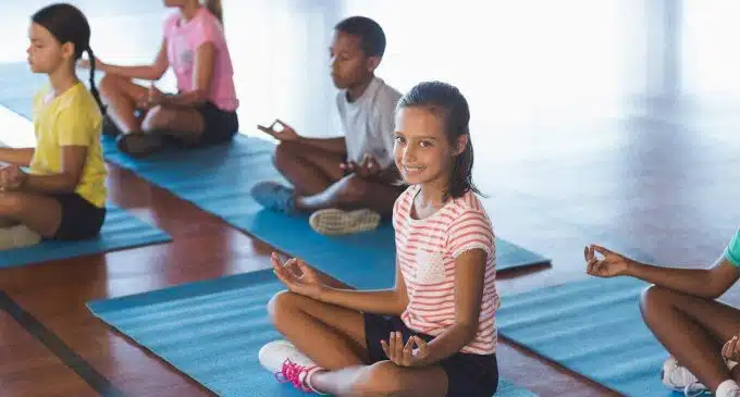 Yoga e Mindfulness a scuola per migliorare la salute emotiva dei bambini