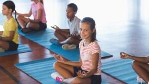 Yoga e Mindfulness a scuola per migliorare la salute emotiva dei bambini