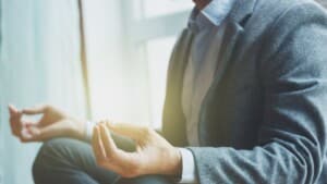 Yoga: come la respirazione influenza l'attività cerebrale e gli stati emotivi