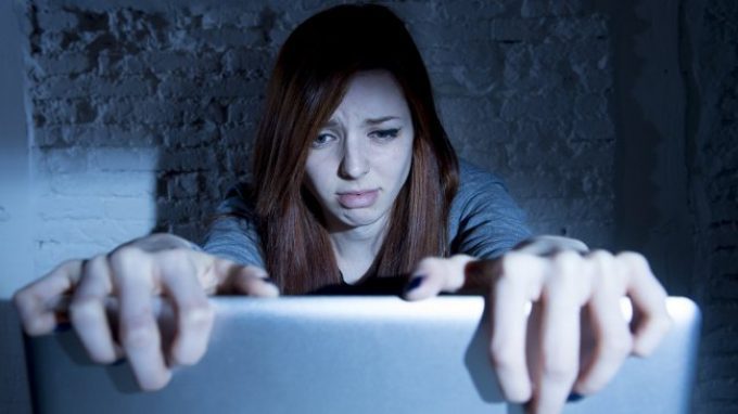 Violenza online e cyberbullismo: un’ipotesi neuroscientifica e le prospettive di intervento