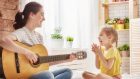 Ascoltare la musica insieme migliora la relazione futura con i propri figli