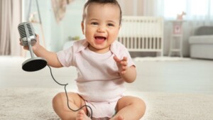 I bambini in fase pre-verbale danno più attenzione alla voce dei coetanei