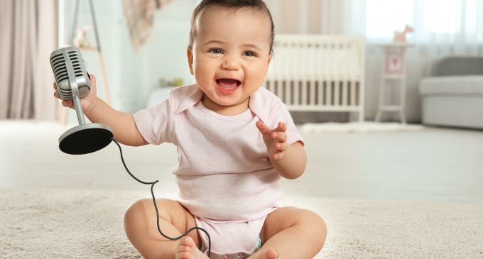 I bambini in fase pre-verbale danno più attenzione alla voce dei coetanei
