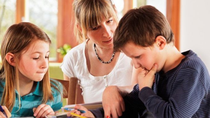 Rendimento scolastico: il modo in cui i genitori aiutano i figli può portare non solo ad aspetti positivi ma anche negativi