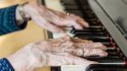 Come può la musica aiutare i pazienti affetti da Alzheimer o da altre forme di demenza?