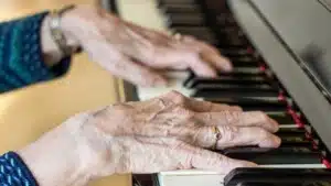 Malattia di Alzheimer: la musica aiuta a gestire gli effetti della demenza