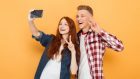 Un selfie al giorno toglie lo psicologo di torno: gli effetti positivi della condivisione di foto sui social network