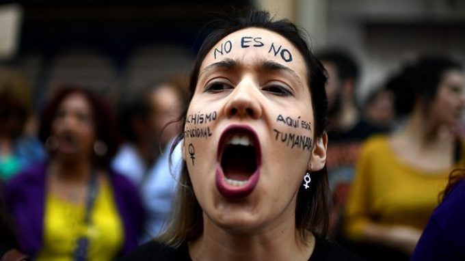 Vittime di stupro: quando la mancata ribellione va sotto processo. L’ignoranza della legge sui vissuti traumatici di chi subisce un’aggressione sessuale.