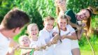 Contesti di sviluppo della competenza sociale: la famiglia e il gruppo dei pari
