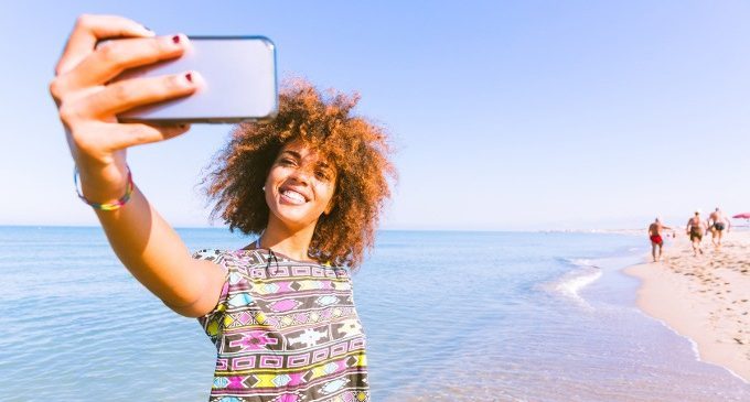 Crescere offline e online: adolescenza, sviluppo del sé e identità virtuale nel mondo di oggi